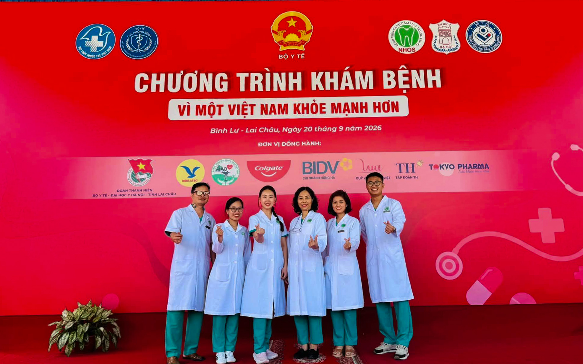 Đoàn công tác chụp ảnh kỷ niệm